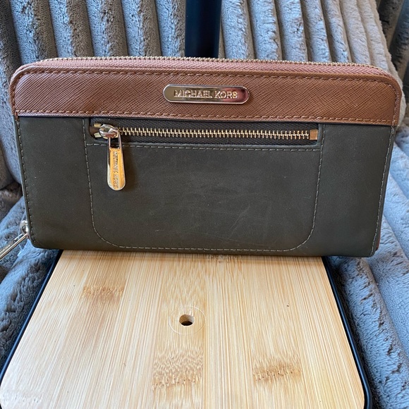 Michael Kors Wallet - Picture 1 of 6